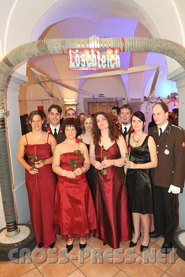 2010.01.09_20.40.02_01.jpg - Vor dem Einzug zu den Kl�ngen des Radetzkymarsches sammelten sich die Mitglieder der FF Seitenstetten und ihre Tanzpartner bei der "L�schteich"-Bar.