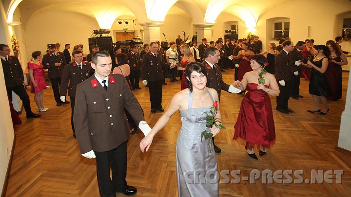 2010.01.09_20.44.55.jpg - Gut einstudiert von Florian Schwingenschl�gl: die Fledermausquadrille.