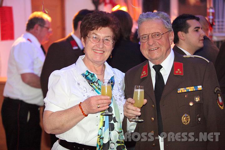 2010.01.09_21.46.01.jpg - Christine und Leopold Stiebellehner, der 15 Jahre lang Seitenenstettner FF-Kommandant war, freuen sich, nach 10-j�hriger Pause wieder auf einem Ball zu sein.