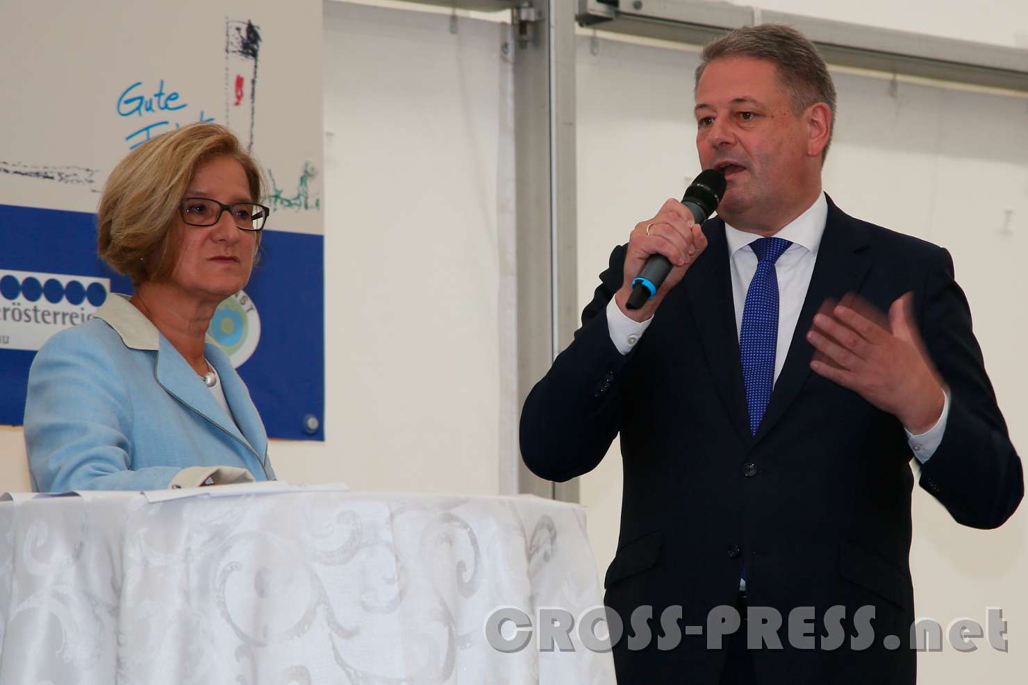 2017.07.24_17.41.14.jpg - Spatenstich Westspange, Hochwasserschutz Seitenstetten: Landeshauptfrau Johanna Mikl-Leitner mit BM Andrä Rupprechter.