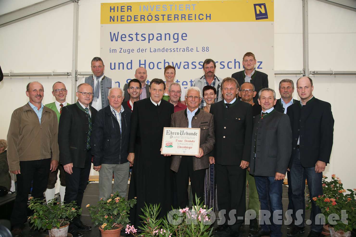 2017.07.24_18.29.10.jpg - Altbürgermeister Franz Deinhofer wurde die Ehrenbürgerschaft verliehen.