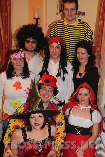 2009.02.14_22.11.14.jpg - Bunte "Freunde der Biene Maja":  Petra (Hexe) und Martin M�ller (Clown), Sabine Donner (Rotk�ppchen), Stephanie Reichenthaler (Blumenkind), Martin Henickl (Disco Stu), Thomas Hofer (Pirat), Verena Halbmayr (Lolita), Roland Peilsteiner (Biene Maja).