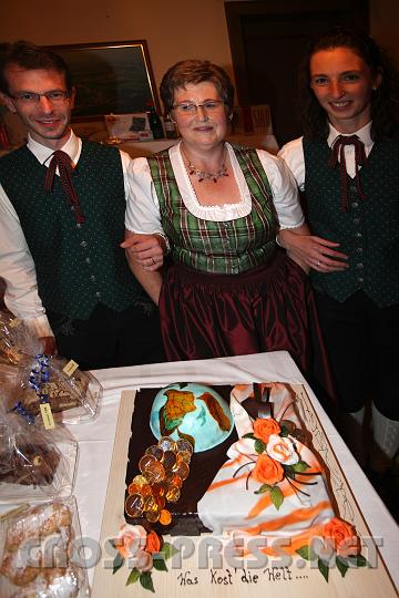 2009.10.17_22.19.48.jpg - Frau Maria Hofer spendete ihre selbstgemachte "Was kost' die Welt" - Torte, den 3. Preis beim Sch�tzspiel.  Im Bild mit Kapellmeister Markus Pfaffenbichler und Elisabeth Pfaffenbichler.
