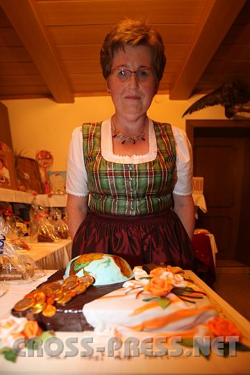 2009.10.17_22.20.37.jpg - Frau Maria Hofer ist geb�rtig aus St. Michael und eine wahre Tortenk�nstlerin.
