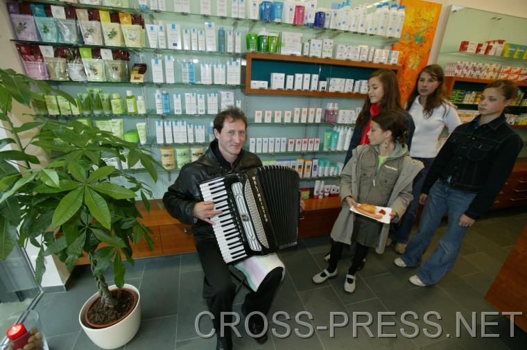 06.10.29_001 Wegen des doch noch eingetroffenen Herbstwetters fand der Er�ffnungs-Fr�hschoppen drinnen statt.