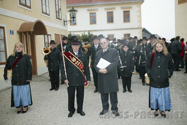 2007-12-30_10.13.14.JPG - St.Peterer Musikkapelle begr��te das "Geburtstagskind" Pfarrer Anton Schuh.  Das helle Schimmern �ber Hr. Pfarrer kommt entweder von der angelaufenen Linse oder von seinem Heiligenschein.  ;)