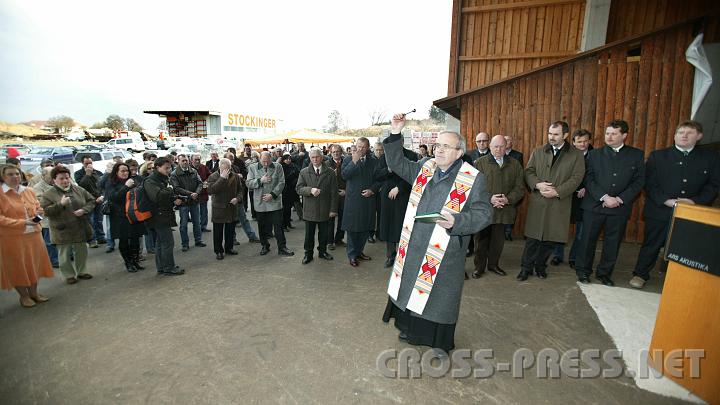 2008-02-23_12.05.45.JPG - Seitenstettner Pfarrer Michael Prinz segnete nicht nur die neue Anlage, sondern auch alle Anwesenden.