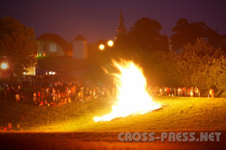 2008.06.20_22.02.39_01.jpg - Hei�es Treffen bei schon eingetretenen sommerlichen Temperaturen.   Das traditionelle Peterlfeuer zur Sommersonnenwende wurde heuer n�her als sonst an der Strasse beim s�dlichen Kreisverkehr entz�ndet.