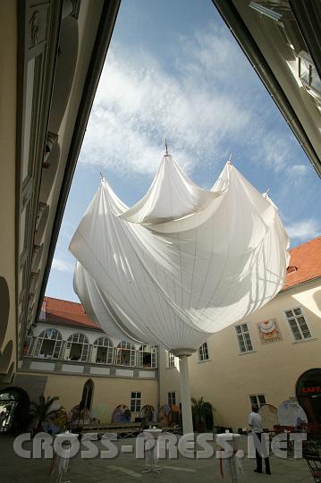 2008.09.06_15.50.29.JPG - Die Attraktion des Schlosses: kein Riesenschlossgespenst, sondern der Schlossschirm, der zu diesem Anlass von Schlossverwalter Br�u per Fernbedienung ein- und ausgefahren wurde.