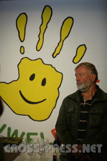 2008.09.27_12.46.37.JPG - Herr Karl Kaindl vor dem Logo des Eltern-Kind-Zentrums.