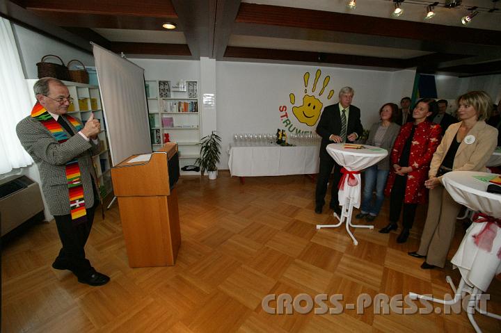 2008.09.27_13.11.42.JPG - Pfarrer Anton Schuh segnet die R�umlichkeiten.