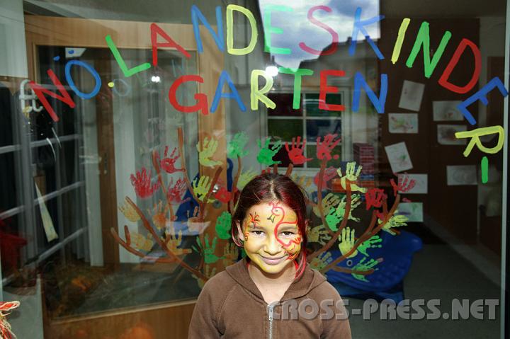 2008.09.27_13.52.16.JPG - Simone Piringer als Feuervogel, geschminkt von ihrer Mama.