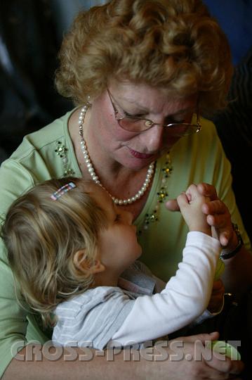 2008.11.08_12.01.07.JPG - Lea, geborgen bei Oma