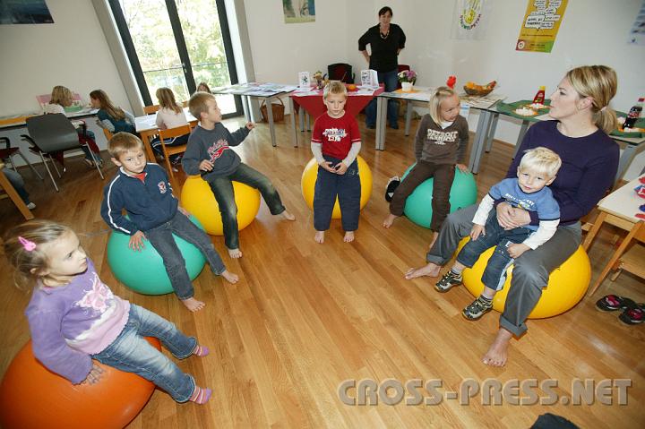 2008.10.18_14.38.43.JPG - Bei der Vital-Messe hei�t Kinderbetreuung nicht nur Herumtollen. Physiotherapeutin Martina Rosenfellner macht mit den Kindern Haltungstraining.
