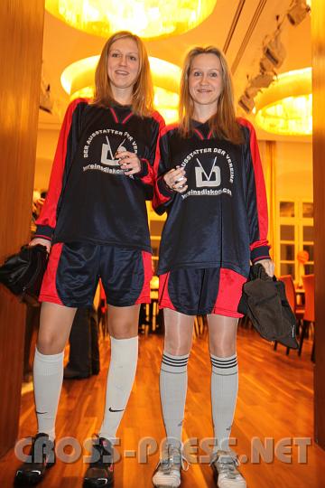 2009.02.21_20.57.28_01.jpg - Im richtigen Outfit zum Fu�baller-Gschnas die Sportlerinnen Susanne Schwaiger und Daniela Schmid.