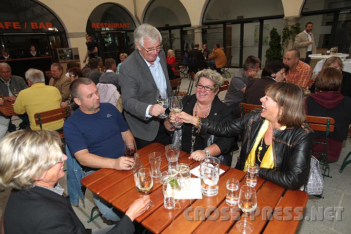 2009.06.12_19.01.27.jpg - Gastgeber und noch neugebackener Schlossherr OSR Gerhard Wieser st��t mit G�sten an.