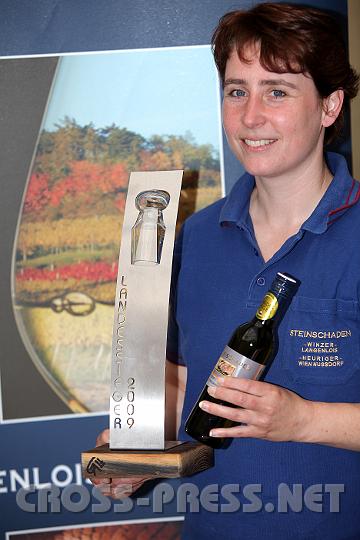 2009.06.12_19.10.16.jpg - Karin Steinschaden mit Landessieger-Troph�e f�r den besten Muskateller.