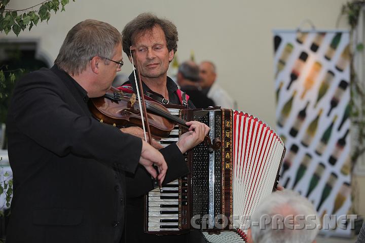2009.06.12_19.12.38.jpg - Gute Muse zum guten Tropfen: Gerhard Michelmayer und Dr. Josef Leitner.