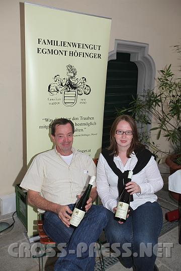 2009.06.12_19.28.38.jpg - Winzer Egmont H�finger mit Jungwinzerin Tocher Johanna.