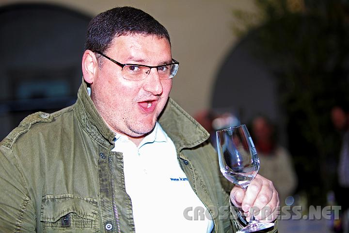 2009.06.12_20.10.16.jpg - Der "dreifache in einem" Kabarettist Walter Kammerhofer beim Verkosten von G�nsewein ertappt.  ;)