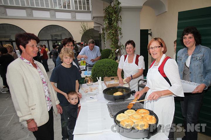 2009.06.12_20.19.10.jpg - Standl der Ortsb�uerinnen.