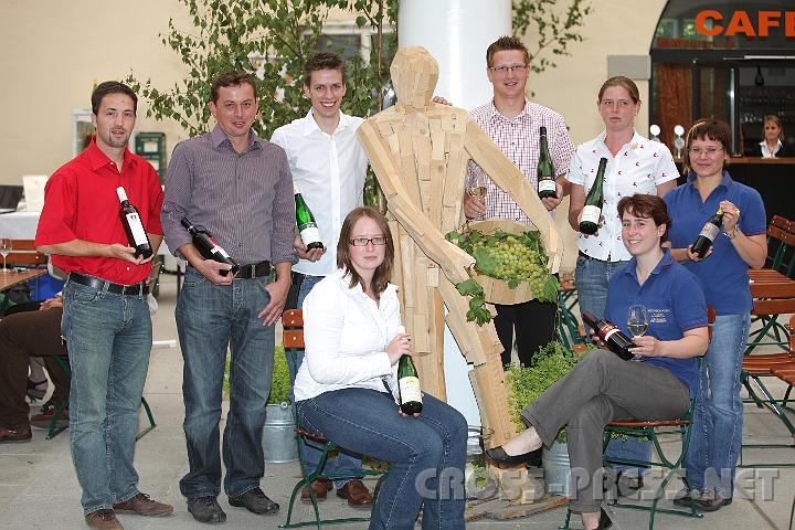2009.06.12_18.19.25.jpg - "Weinfr�hling" im Schloss war zugleich "Weinbauernfr�hling". Alle Weinpr�sentanten waren junge Winzer bzw. Jungwinzer.  V.l.n.r.,vorne: Johanna H�finger und Karin Steinschaden, dahinter: Norbert Greil, Ewald Diem, Michael Sax, Wolfgang Supperer und Adrienne Sigl.