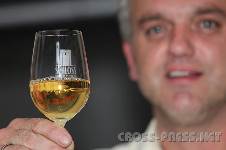 2009.06.12_19.44.15_01.jpg - Das neue Weinglas des Schlosses wird fachm�nnisch von Schlosswirt Franz Kammerhofer begutachtet.