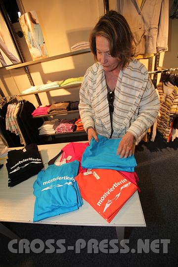 2009.06.21_11.25.25.jpg - Was wegen Presse-Fotografen durcheinander gekommen ist, bringt WK N� Pr�sidentin KommR Sonja Zwazl sorgf�ltig wieder in Ordnung.  :)