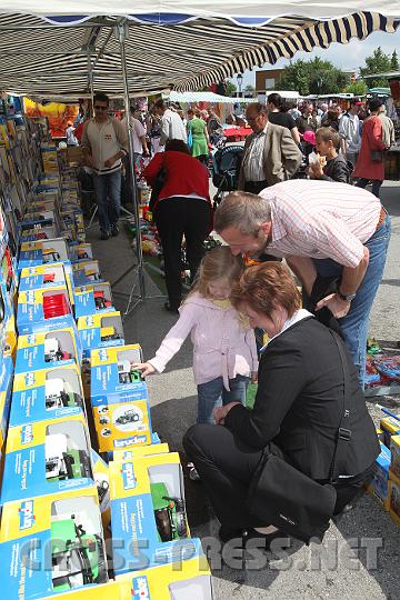 2009.06.21_11.06.09.jpg - Emanzipert von jung an: das M�dchen w�nscht sich nicht etwa Zuckerwatte oder eine Puppe sondern einen Traktor.  :)