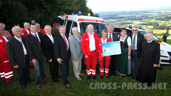2009.07.19_16.37.23.jpg - Als B�rgermeister der betroffenen Gemeinden freuen sich Franz Deinhofer (Seitenstetten), Alois Panstingl (Ertl), Karl Latschenberger (Biberbach), Ignaz Wieser (Weistrach), Franz Sturm (Wolfsbach) und Franz Kirchweger (Aschbach) mit Leo Gerstmayr und Kathrin Latschenberger (Stv. und Bez.Stellenleiterin), sowie Erich Wagner (Volksbank-Filialleiter) , LAbg. Michaela Hinterholzer und P.Franz H�rmann �ber die modern ausgestatteten KTWs.