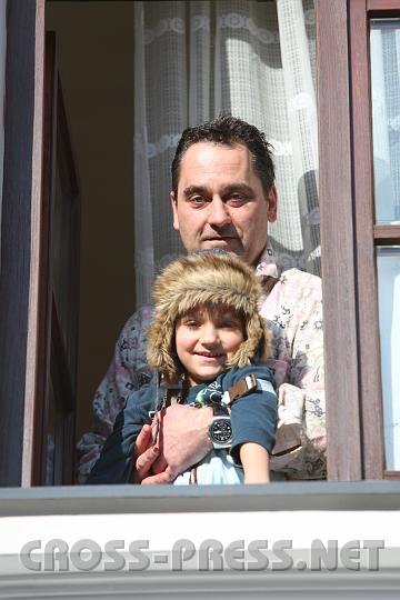 2010.02.16_15.13.14.jpg - Stolzer Vater mit seinem J�ngstwirt. ;)