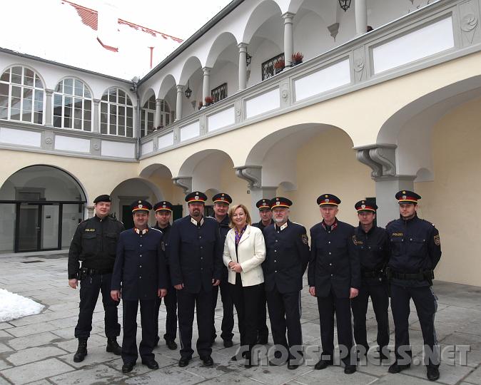 2010.03.12_14.25.21.jpg - Frau Dr. Maria Fekter mit dem Dienststellenleiter und seinem Team im Schlosshof.