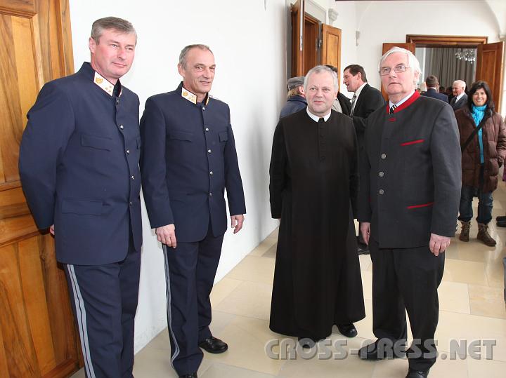 2010.03.12_14.27.29.jpg - P.Franz H�rmann in Begleitung des St.Peterer B�rgermeisters f�hlt sich auch mit etwas weniger Polizeischutz sicher: er verl��t sich auf die himmlischen Einsatzkr�fte... :)
