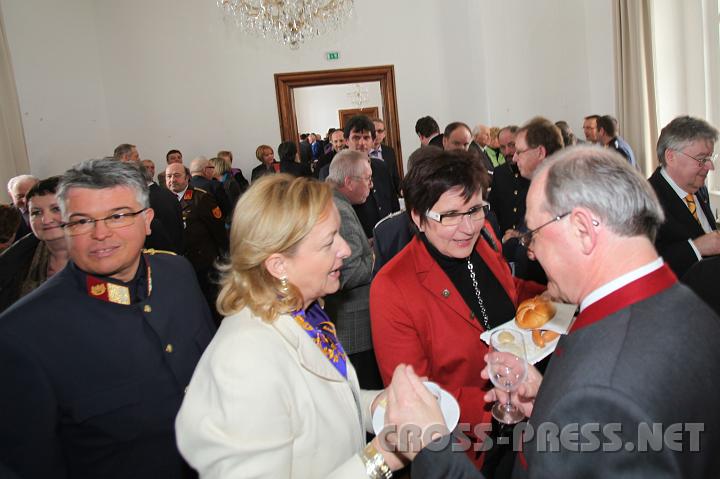 2010.03.12_14.31.10.jpg - Pfarrer Anton Schuh (rechts) im Gespr�ch mit Innenministerin Maria Fekter und LR Michaela Hinterholzer. (links: Obstlt. Horst Schmutzer)