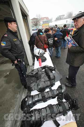 2010.03.12_15.24.57.jpg - "So gesch�tzt geh ich auch zu den Fu�ballmatches"...