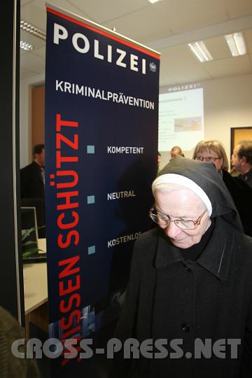 2010.03.12_15.27.46.jpg - Auch die Schulschwestern besichtigten die R�umlichkeiten, die sich ganz in der N�he ihres Heimes befinden.