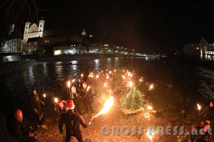 2016.12.10_17.30.50.JPG - "Advent-Schwimmen" im Mündung von der Steyer in die Enns