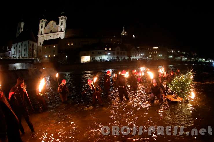 2016.12.10_17.31.22.JPG - "Advent-Schwimmen" im Mündung von der Steyer in die Enns