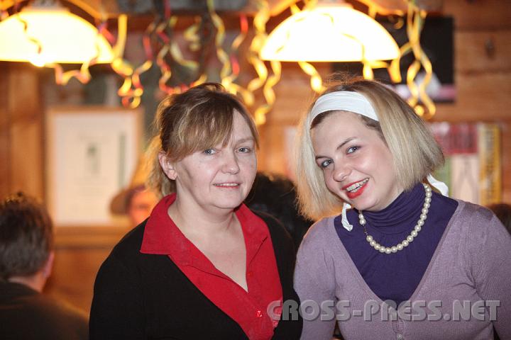 2009.02.21_22.26.57_01.jpg - Jungwirtin Nicole Hader unterhielt die G�ste beim "Golden Sixties" - Gschnas im gleichnamigen Gasthaus.  Wirtin und Mutter Gabi stand ihr dabei mit Expertentipps zur Seite.