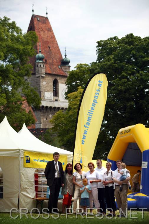 06.06.18_258b u.a.  LR Mag. Johanna Mikl-Leitner, N� Familienreferatsleiter Dr. Peter Pitzinger, Perchtoldsdorfer B�rgermeister Martin Schuster