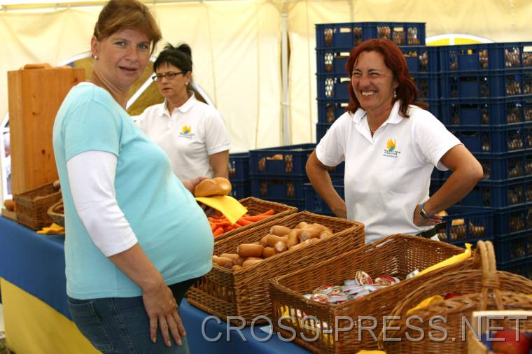 06.06.18_263 Das Baby:  Uaaa, wieso kann ich nicht auch an den leckeren Mini-Knacker, die extra f�r dieses Picknick hergestellt wurden, auch knabbern ?!