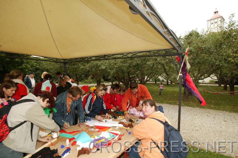 06.09.18_167 Da sind ja mehr Eltern als Kinder beim Steckenpferdbasteln :)