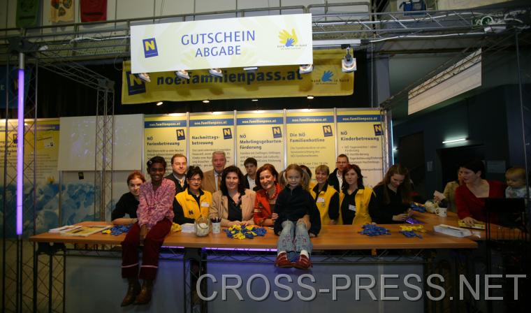 06.11.05_041 Familien-LR Mag. Johanna Mikl-Leitner (Mitte rechts) mit Mitarbeitern des N� Familienreferats.