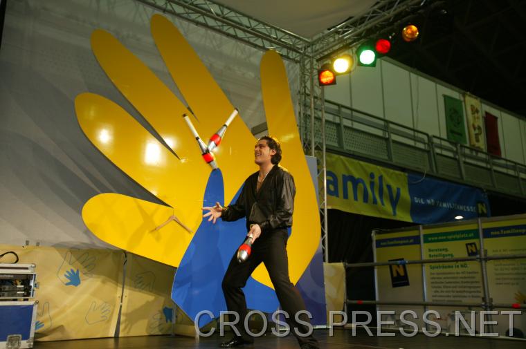 06.11.05_070 Jongleur aus Starkoch Reinhard Gerer's 'Palazzo'.