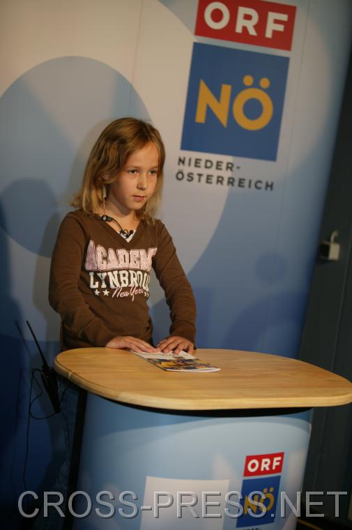 06.11.05_124 Die Kinder hatten die M�glichkeit in die Rolle eines Fernsehmoderators zu schl�pfen.   Dazu baute das N� Landesstudio ein echtes Studio inklusive Regieplatz auf.