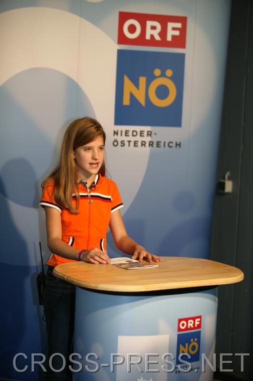 06.11.05_133 Die Kinder hatten die M�glichkeit in die Rolle eines Fernsehmoderators zu schl�pfen.   Dazu baute das N� Landesstudio ein echtes Studio inklusive Regieplatz auf.