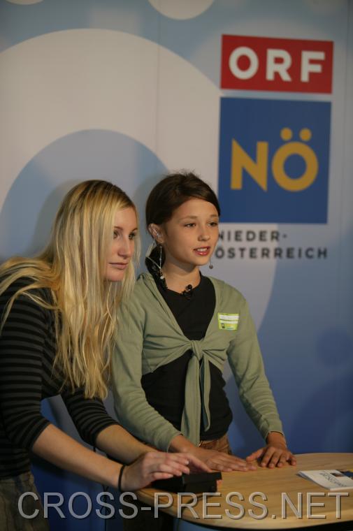 06.11.05_152 Die Kinder hatten die M�glichkeit in die Rolle eines Fernsehmoderators zu schl�pfen.   Dazu baute das N� Landesstudio ein echtes Studio inklusive Regieplatz auf.