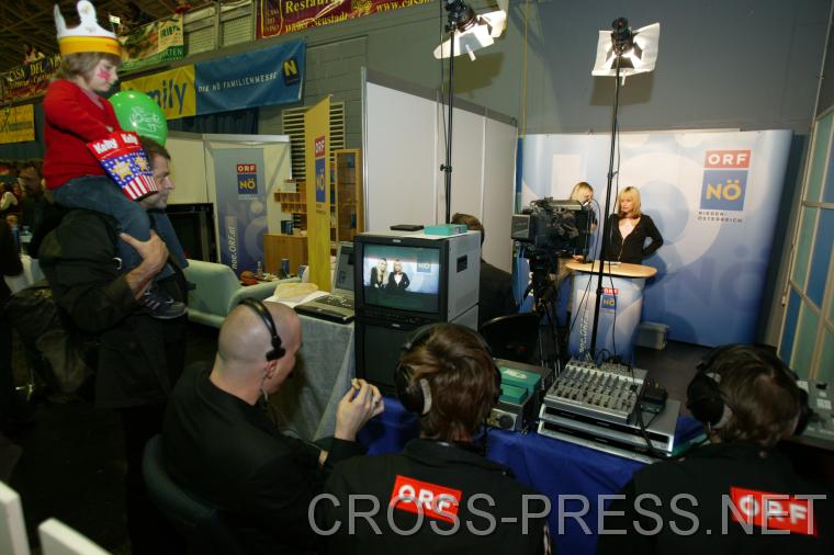 06.11.05_175 Die Kinder hatten die M�glichkeit in die Rolle eines Fernsehmoderators zu schl�pfen.   Dazu baute das N� Landesstudio ein echtes Studio inklusive Regieplatz auf.
