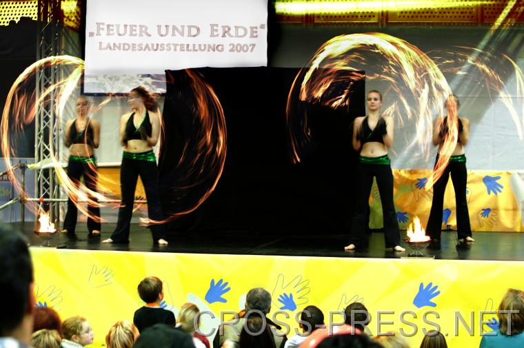 06.11.05_355 Mit einer feurig-erdigen Show von 'Shining Shadows' [www.shining-shadows.at], einer M�dchentanzgruppe, wurde auf die N� Landesausstellung 2007 [www.feuerunderde.at] in Waidhofen/Ybbs und St.Peter/Au hingewiesen.