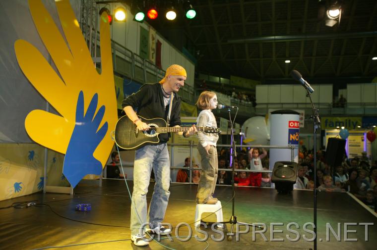 06.11.05_454 Mitmach-Konzert von Kinderliedermacher Bernhard Fibich. http://members.aon.at/kinderlieder